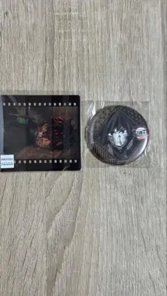 鬼滅の刃　ダイニング　お楽しみくじ　缶バッジ　義勇　フィルム風カード　炭治郎