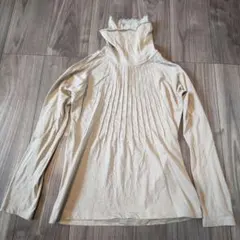 ベージュ タートルネック 長袖シャツ