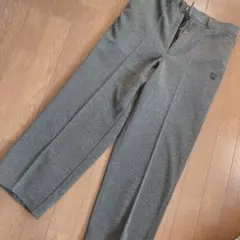 グレー スラックス 薄手 ロゴ付き