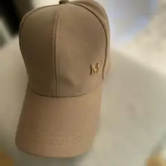 ベージュ キャップ Mロゴ付き