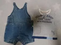 デニムオーバーオールとTシャツのセットアップ