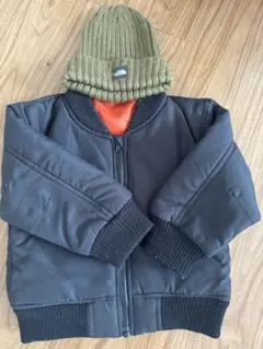 黒アウターとオリーブグリーンニット帽セット