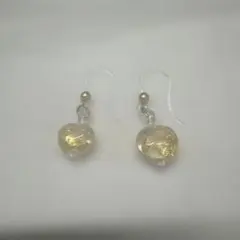 ガラスのハート型透明ビーズピアス