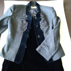 グレーの刺繍入りジャケットのセットアップ