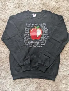 リンゴデザインの黒スウェット