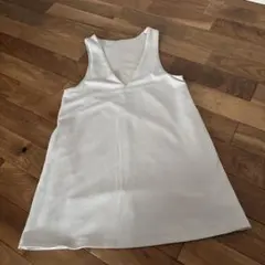 GUホワイト ノースリーブ Vネック ワンピース