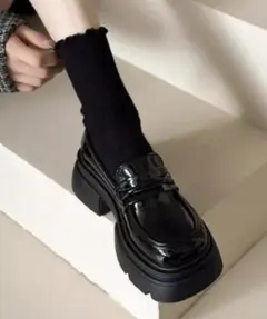 厚底黒ローファー