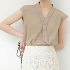 極美品　N. Natural Beauty Basic クロスタイとろみブラウスのサムネイル