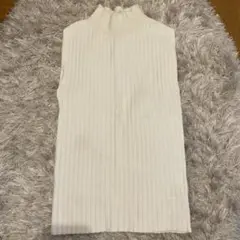 ホワイトリブ編みノースリーブハイネック
