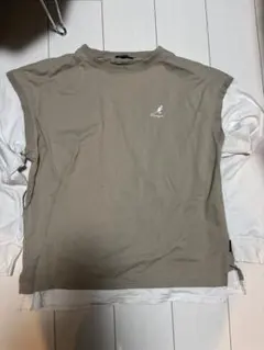 紺と色のシャツ