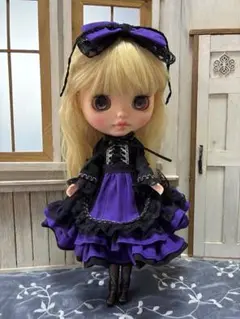 ゴシックスタイルの紫と黒のドレス　ハロウィン