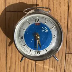 レトロ 目覚まし時計 クリーム色　青い文字盤