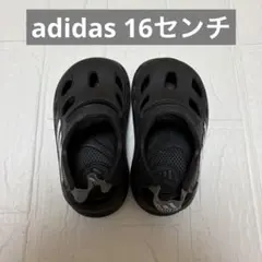 adidas キッズ ブラックサンダル