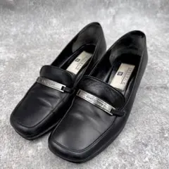 美品　GIVENCHY ロゴメタルバー レザーローファー ブラック34.5のサムネイル