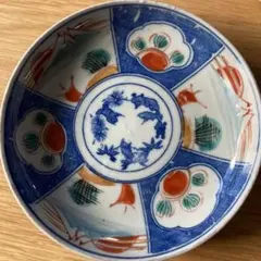 青白い装飾の円形皿