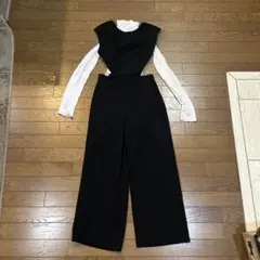 黒のワイドレッグオールインワン
