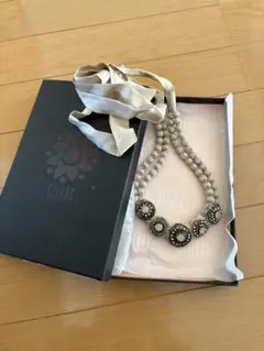 ビーズ装飾フラワーモチーフネックレス