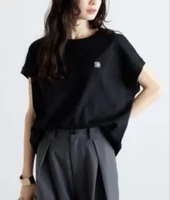 ボンジュールサガン　ワンポイント刺繍フレンチスリーブTシャツ　ブラックのサムネイル