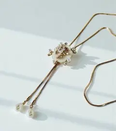 アンティーク調　ゴールドチェーン　フラワーネックレス　　Y字デザイン