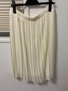 アイボリー プリーツスカート