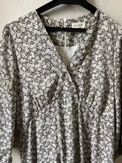 小花柄ワンピース　Libra Atelier（リブラアトリエ）