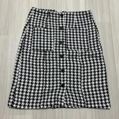 白と黒のチェック柄タイトスカート