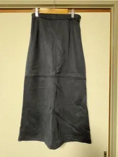 黒 タイトスカート スリット入り