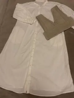ホワイトシャツワンピースとベージュニット