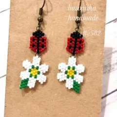 デリカビーズピアス⚫︎お花とてんとう虫の2連ピアス　白花　#a582