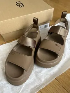 UGG ゴールデングロウ　サンダルのサムネイル