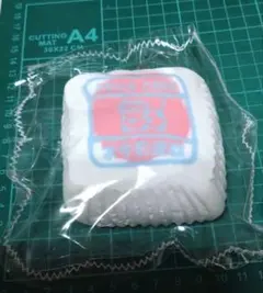 ミルクケーキ 四角形 赤青ロゴ