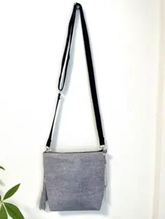 本革　デニム風タッセル付きショルダーバッグ