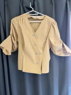 SLY ベージュ Vネック ボタン付き 五分丈シャツ