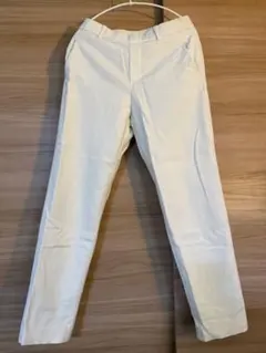ホワイト スリムフィット カジュアルパンツ