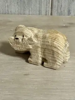 鮭を咥えたクマの置物 手彫り