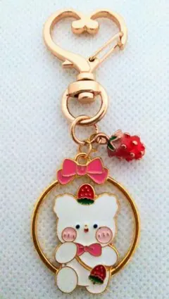 赤色の苺とリボン付きブランコに座った苺大好き白いくまキーホルダー