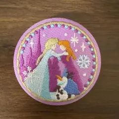 ディズニー 刺繍缶バッジビスケット2の「アナと雪の女王」