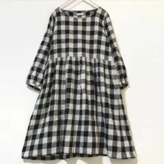 ラウンドネックにブロックチェックのゆるっとひざ丈ワンピース
