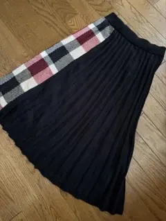 BURBERRY黒とチェック柄のプリーツスカート
