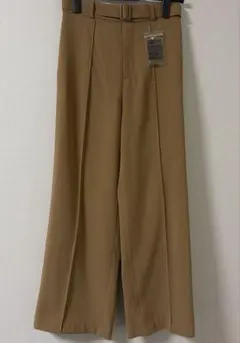 ユニクロ　ベルテッドドレープワイドストレートパンツ　ベージュ