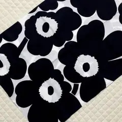 マリメッコ　"PIENI UNIKKO" (白地／黒花)