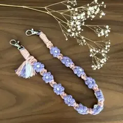 【値下げしました】フリンジ付きフラワーストラップ　マクラメ編み　ハンドメイド