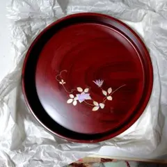 赤い漆器の盆 花のデザイン