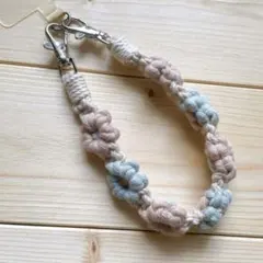 ハンドストラップ　マクラメ編み　ハンドメイド　フラワー