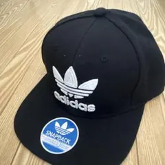 adidas ブラック スナップバックキャップ