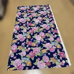 和風花柄生地　紺色とピンク　約102×約108