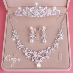 【赤字特価】3点セット ウェディングアクセサリー　ティアラ&ピアス&ネックレス