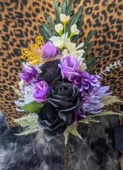 紫と黒の造花ブーケ