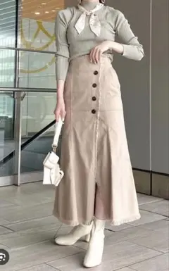 値下げしました❗️マーキュリードゥオ　ベージュ 前ボタンスカート