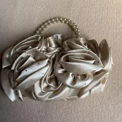 サテン ローズモチーフ パーティーバッグ　ベージュ　スパンコール